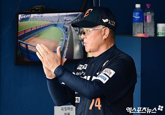 22일 오후 서울 송파구 잠실야구장에서 열린 '2025 신한 SOL Bank KBO리그' 한화 이글스와 두산 베어스의 경기, 한화 김경문 감독이 선수단을 향해 박수를 보내고 있다. 잠실, 박지영 기자