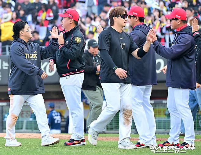 22일 오후 광주기아챔피언스필드에서 열린 '2025 신한 SOL Bank KBO리그' NC 다이노스와 KIA 타이거즈의 개막전 경기, KIA가 8회에만 8점을 몰아치며 NC에 9:2 승리를 거뒀다. 이날 경기에서 승리한 KIA 이범호 감독이 선수들과 하이파이브를 하고 있다. 엑스포츠뉴스 DB