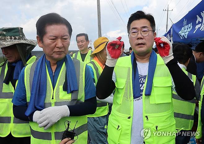 수해현장 찾은 정청래ㆍ박찬대 (예산=연합뉴스) 김준범 기자 = 더불어민주당 정청래·박찬대 당대표 후보가 21일 충남 예산군 신암면 조곡리 수해 현장을 둘러보고 있다. 2025.7.21 psykims@yna.co.kr