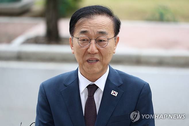 취재진 질문에 답하는 김윤덕 국토부 장관 후보자 (과천=연합뉴스) 황광모 기자 = 김윤덕 국토교통부 장관 후보자가 15일 정부과천청사에 마련된 인사청문회 준비 사무실로 처음 출근하며 취재진 질문에 답하고 있다. 2025.7.15 hkmpooh@yna.co.kr