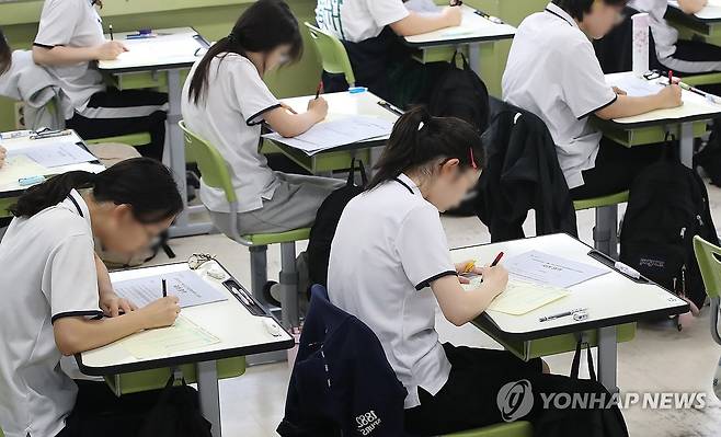 전국연합학력평가 치르는 고3 수험생들 (대구=연합뉴스) 윤관식 기자 = 2025학년도 7월 고3 전국연합학력평가가 치러진 10일 대구 수성구 대구여자고등학교에서 고3 학생들이 시험 준비를 하고 있다. 2025.7.10 psik@yna.co.kr