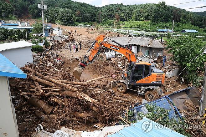 복구 작업 중인 가평 산사태 현장 (가평=연합뉴스) 임병식 기자 = 지난 21일 경기도 가평군 조종면 신상리 산사태 현장에서 포클레인이 도로에 쌓인 토사물을 치우며 복구 작업을 벌이고 있다. 2025.7.21 andphotodo@yna.co.kr