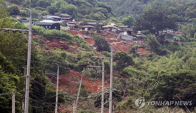 산청 집중호우·산사태 여파 (산청=연합뉴스) 김동민 기자 = 21일 오후 경남 산청군 생비량면 상능로 산기슭에 위치한 일대 마을이 최근 발생한 집중호우·산사태 여파로 매몰돼 있다.
일부 주택은 흙과 잔해 위에 눕혀지고, 일부는 완전히 매몰돼 지붕만 보이는 등 마을 기능이 마비된 모습이다. 2025.7.21 image@yna.co.kr