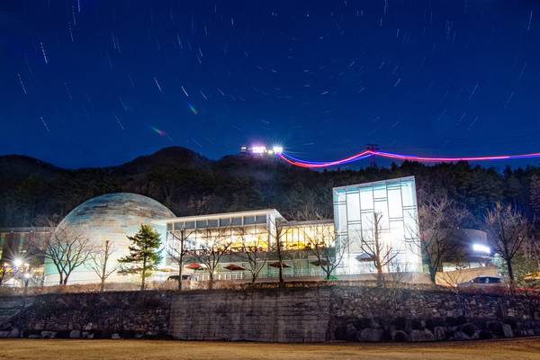 우주를 테마로 한 공원인 송암스페이스센터. 멀리 산 정상에 케이블카로 연결된 천문대가 밤하늘에 빛나고 있다. /양주시 제공