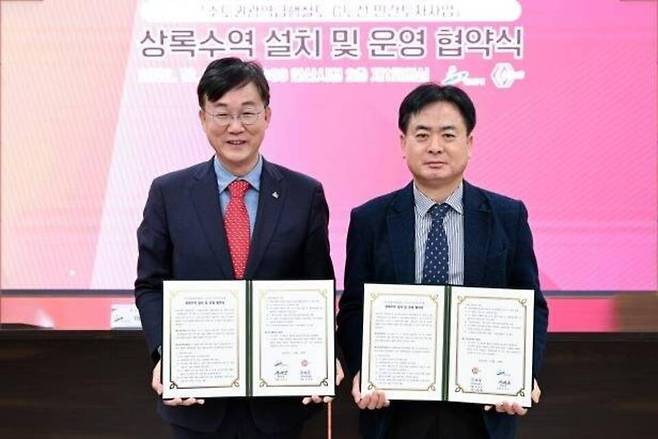 ▲ 이민근(왼쪽) 안산시장이 2024년 1월 지티엑스씨㈜와 GTX-C 노선 상록수역 설치 및 운영 협약을 체결했다. /사진제공=안산시