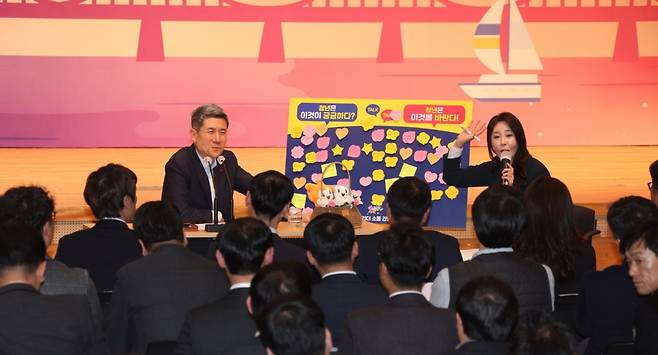 지난해 청년리더 소통간담회에 참석한 이강덕 포항시장. 사진=포항시 제공