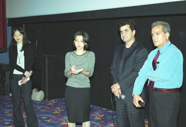 2003년 제8회 BIFF 때 '붉은 황금' 상영 후 '관객과의 대화'에 참석한 이란의 자파르 파나히(오른쪽 두 번째) 감독. 부산일보DB