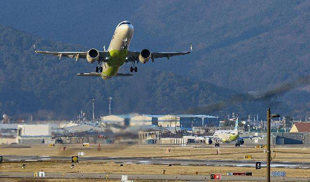 부산 김해국제공항 활주로에서 이륙하는 에어부산 항공기. 부산일보DB