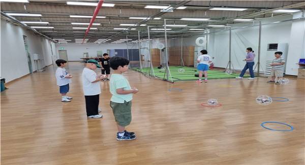 23일 대구 군위군 군위인재양성원에서 청소년을 대상으로 드론축구 교실을 운영하고있다. 군위군