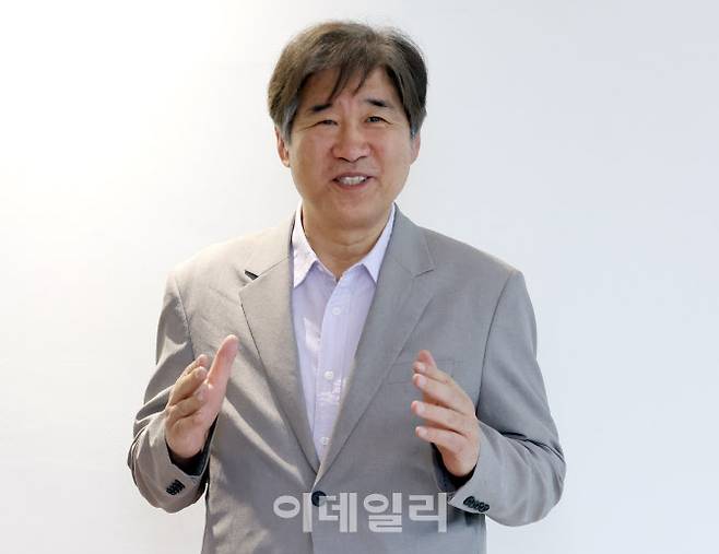 ‘이재명 평전’을 쓴 방현석 작가가 최근 서울 중구 KG타워에서 이데일리와 인터뷰를 하고 있다. 있다. (사진=방인권 기자)