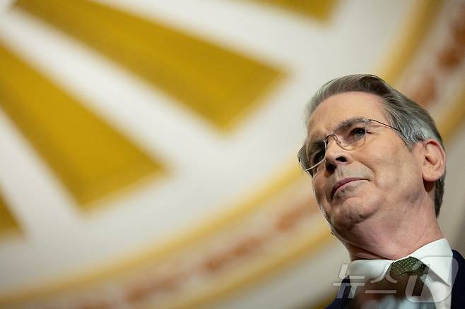 6월 24일(현지시간) 스콧 베선트 미국 재무장관이 워싱턴DC 연방 의사당에서 열린 주간 정책 오찬 이후 열린 기자회견에 참석하고 있다. 2025.06.24. ⓒ 로이터=뉴스1 ⓒ News1 윤다정 기자