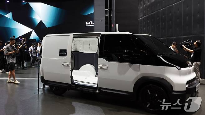 22일 경기도 광명시 AK플라자에서 열린 '더 기아 PV5 테크 데이'에서 취재진이 PV5의 상품성과 기술 혁신 등을 살펴보고 있다. 2025.7.22/뉴스1 ⓒNews1 김명섭 기자