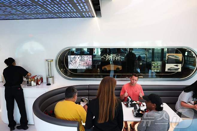 21일(현지시간) 미국 로스엔젤레스에서 테슬라 다이너 앤 드라이브인 레스토랑과 슈퍼차저가 개장했다. ⓒ AFP=뉴스1