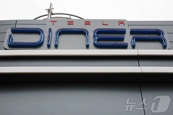 21일(현지시간) 미국 로스엔젤레스에서 테슬라 다이너 앤 드라이브인 레스토랑과 슈퍼차저가 개장했다. ⓒ AFP=뉴스1