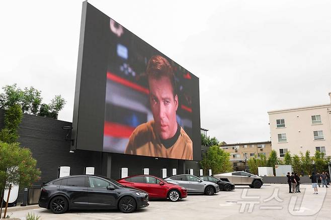 21일(현지시간) 미국 로스엔젤레스에서 열린 테슬라 다이너 앤 드라이브인 레스토랑과 슈퍼차저 개장식에서 영화가 상영되고 있다.ⓒ AFP=뉴스1