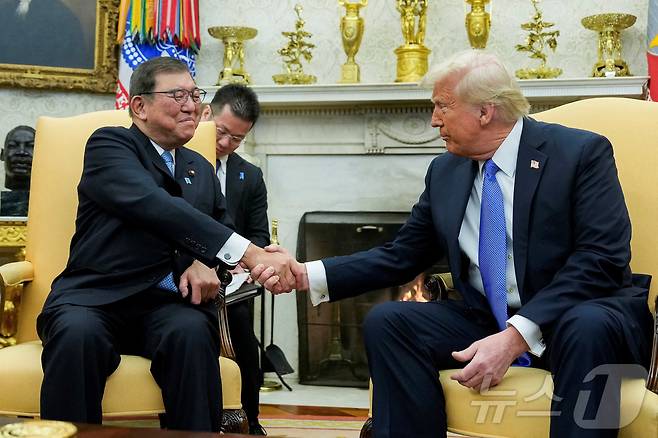 지난 2월 백악관에서 정상회담을 갖고 있는 도널드 트럼프 미국 대통령(오른쪽)과 이시바 시게루 일본 총리. 2025.02.07. ⓒ 로이터=뉴스1 ⓒ News1 이지예 객원기자