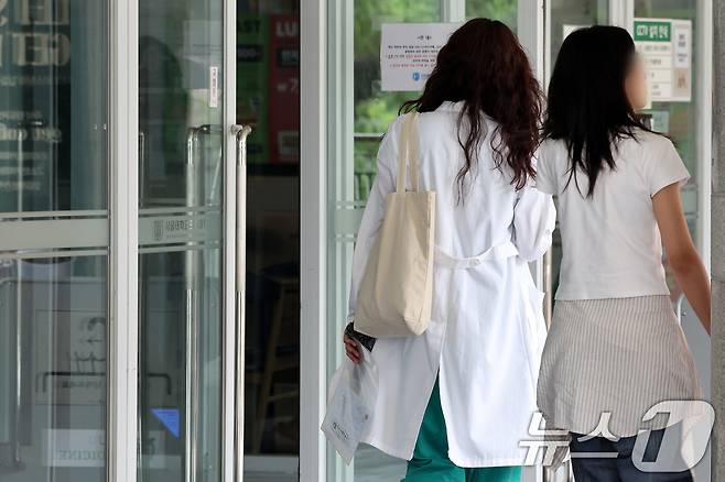 서울의 한 의과대학에서 의대생이 이동하고 있다. /뉴스1 ⓒ News1 이동해 기자