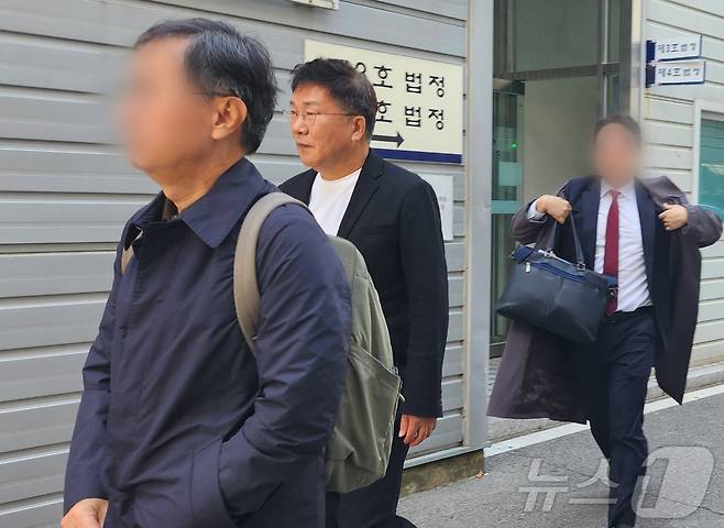 선우은숙의 친언니를 강제 추행한 혐의로 재판에 넘겨진 방송인 유영재가 12일 경기 성남시 수정구 수원지방법원 성남지원에서 열린 첫 재판 후 법정 밖으로 나오고 있다. 2024.11.12/뉴스1 ⓒ News1 배수아 기자