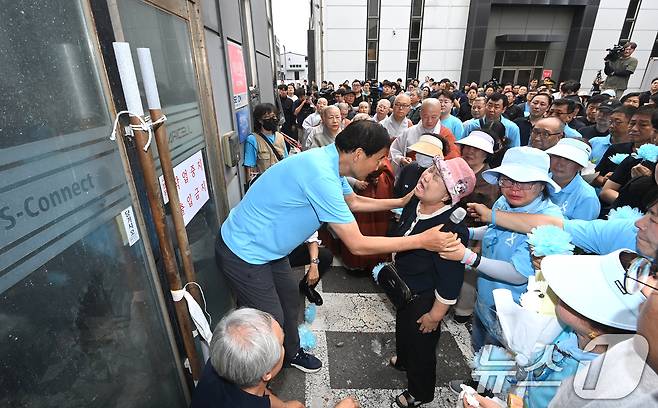 24일 경기 화성시 전곡리 아리셀 참사 화재현장에서 열린 '아리셀 참사 1주기 현장 추모 위령제'에서 유가족과 참석자들이 희생자를 추모하기 위해 사고 현장으로 들어가고 있다. (공동취재) 2025.6.24/뉴스1 ⓒ News1 김영운 기자