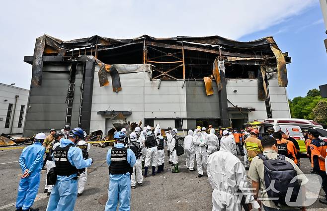 경찰과 소방 당국, 국립과학수사연구원, 고용노동부 등으로 구성된 합동감식단이 25일 경기 화성시 리튬전지 제조 업체 '아리셀' 공장 화재 현장에서 합동 감식을 하기 위해 투입되고 있다. 전날 이 공장에선 화재로 23명의 사망·실종자가 발생했다. (공동취재) 2024.6.25/뉴스1 ⓒ News1 김영운 기자
