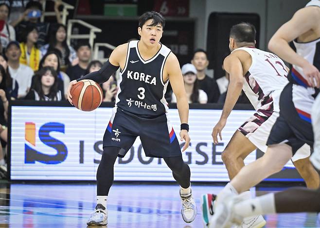 남자농구 대표팀 정성우가 13일 안양 정관장 아레나에서 열린 2025 남자농구 국가대표 평가전 일본과 2차전에서 드리블 하고 있다. 사진 | 대한민국농구협회