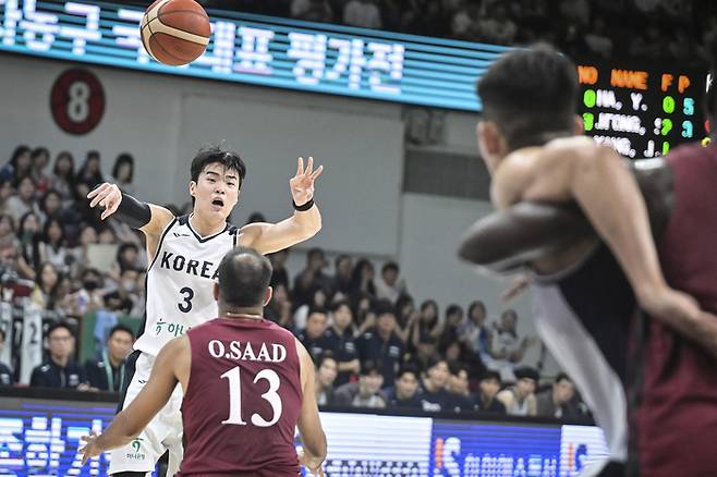 남자농구 대표팀 정성우가 18일 안양 정관장 아레나에서 열린 2025 남자농구 국가대표 평가전 카타르와 1차전에서 골밑 하윤기에게 패스하고 있다. 사진 | 대한민국농구협회