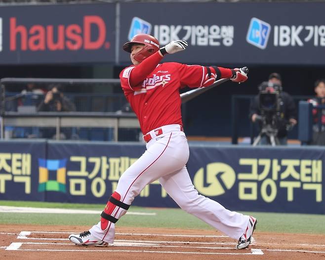 SSG 최정이 서울 잠실구장에서 열린 2025 KBO리그 정규시즌 LG전서 타격하고 있다. 사진 | SSG 랜더스