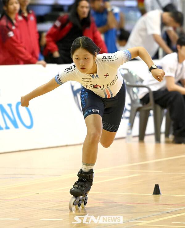 23일 오전 충북 제천시에 위치한 어울림체육관에서 '제20회 아시아 롤러스케이팅 선수권대회' 인라인 프리스타일 여자 주니어 스피드 슬라럼 강서연이 경기를 펼치고 있다. /사진(제천)=김종원 기자