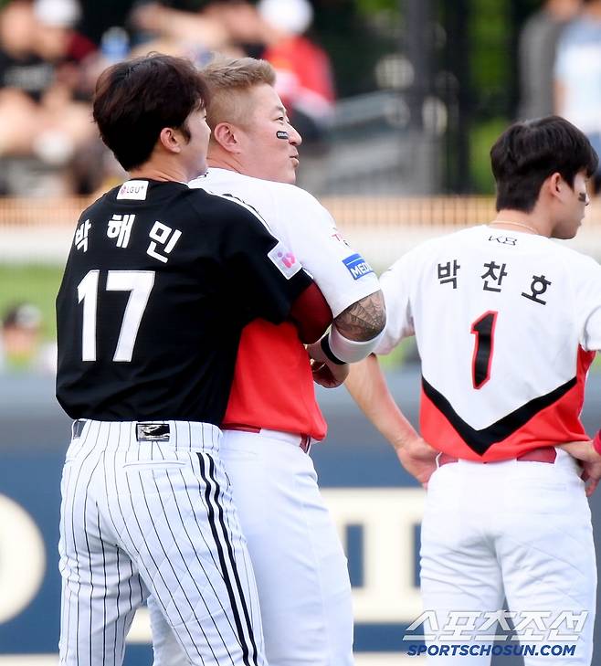 머리 염색으로 10년은 젊어진 최형우를 박해민이 뒤에서 꼭 껴안았다.