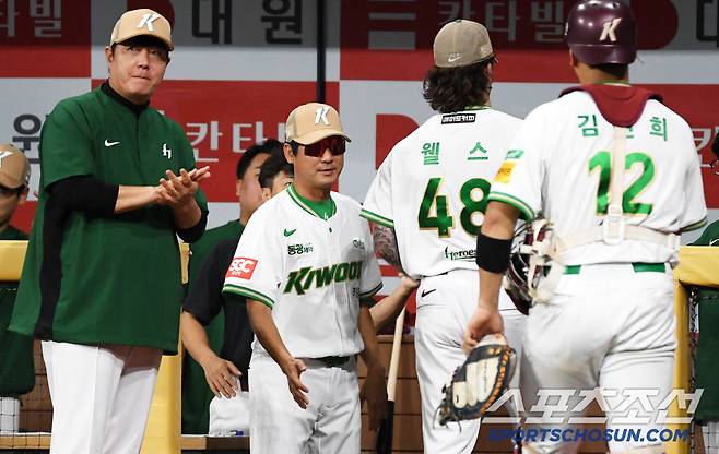 22일 서울 고척스카이돔에서 열린 키움 히어로즈와 롯데 자이언츠의 경기. 키움 설종진 감독대행이 선발 웰스를 반기고 있다. 고척=박재만 기자 pjm@sportschosun.com/2025.07.22/