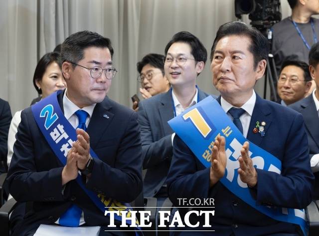 민주당이 남은 투표를 8월 2일 하루에 몰아서 치르기로 하면서, 이 일정 조정이 결과에 미칠 영향에 관심이 쏠린다. 정치권에서는 선두 주자에게 더욱 유리하게 작용할 것이라는 전망이 지배적이다. /뉴시스