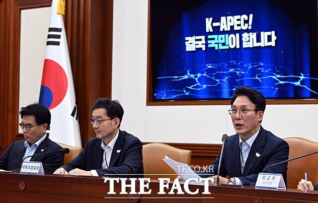 김민석 국무총리는 23일 경주 아시아태평양경제협력체(APEC) 정상회의 100일을 앞두고 "새 정부가 이어받은 APEC 준비 대차대조표는 부실하고 성공은 미지수"라고 밝혔다. /임영무 기자