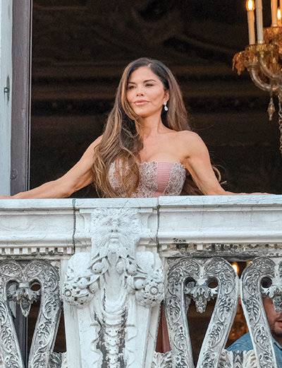 피로연을 앞두고 아만 베니스 호텔 발코니에서 포착된 로렌 산체스.