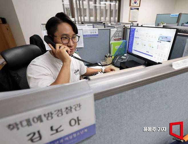 김노아 종로경찰서 여청계 학대예방경찰관이 긴급통화상담을 하고 있다. 윤동주 기자