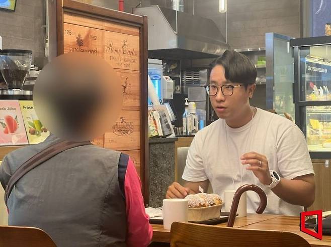 김노아 경장이 피해자와 만나 이야기를 나누고 있다. 이은서 기자