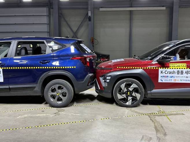 22일 보험개발원 자동차기술연구소에서 열린 차대차 충돌시험. 한국자동차모빌리티안전학회 제공