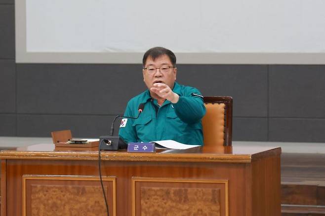 이승화 군수가 군청 대회의실에서 집중호우 피해 복구 대책 2차 보고회를 진행 하고 있다.