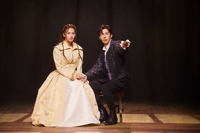 연극 '셰익스피어 인 러브'의 비올라(박주현)와 셰익스피어(손우현). /쇼노트