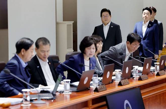 이재명 대통령이 22일 서울 용산 대통령실 청사에서 열린 국무회의에 입장하고 있다. ⓒ뉴시스