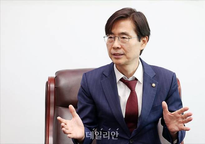 국민의힘 당대표 출마를 선언한 조경태 국민의힘 의원이 21일 오후 의원회관에서 데일리안과 인터뷰를 하고 있다. ⓒ데일리안 홍금표 기자