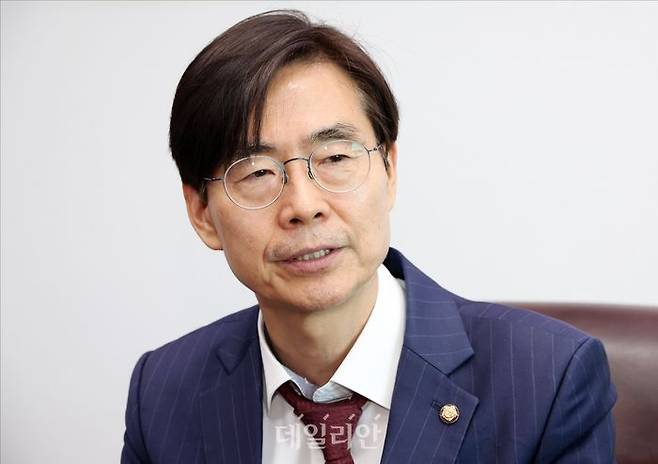 국민의힘 당대표 출마를 선언한 조경태 국민의힘 의원이 21일 오후 의원회관에서 데일리안과 인터뷰를 하고 있다. ⓒ데일리안 홍금표 기자