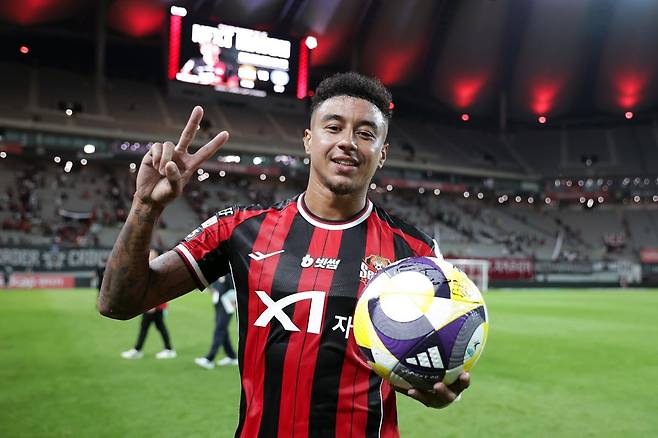 FC서울의 린가드가 20일 울산전에서 환상적인 중거리포로 1-0 승리를 이끈 뒤 손가락으로 ‘V’자를 그리고 있다. 한국프로축구연맹 제공