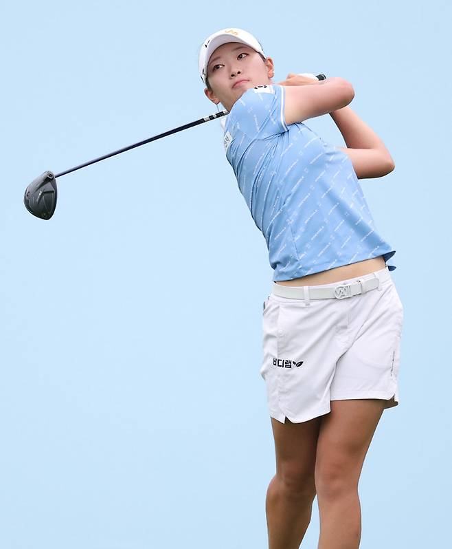 한국여자프로골프(KLPGA)투어를 대표하는 장타자인 방신실은 22일 현재 평균 드라이브 거리 258.7야드로 장타 부문 2위를 달리고 있다. 방신실은 장타를 앞세워 올 시즌 후 미국여자프로골프(LPGA)투어에 도전한다. 사진은 방신실이 티샷을 날리는 모습. KLPGA투어 제공