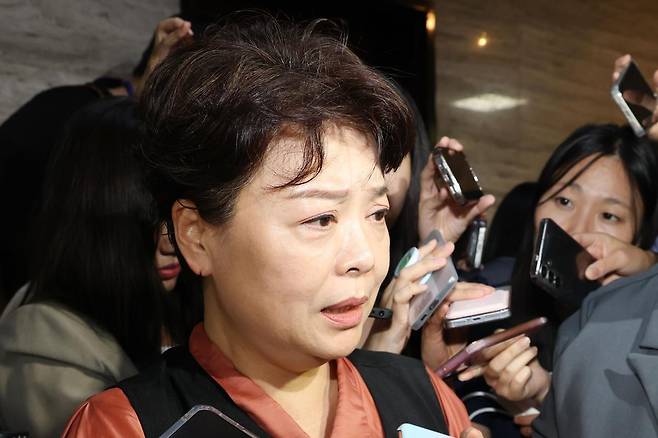 윤희숙 국민의힘 혁신위원장이 17일 오전 서울 여의도 국회에서 열린 비상대책위원회의 참석을 마치고 나서며 취재진의 질문에 답하고 있다. 2025.7.17. 뉴스1