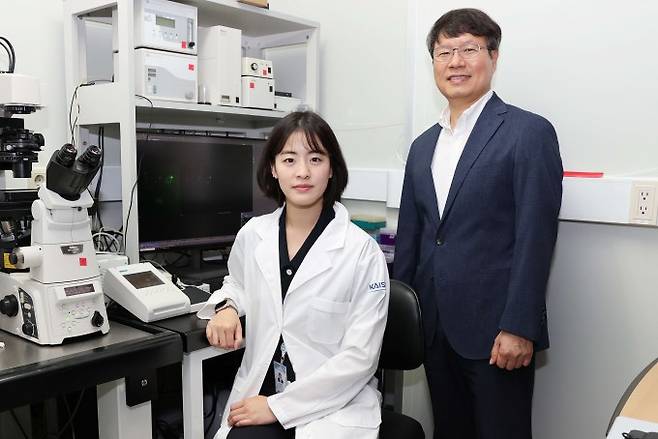 왼쪽부터 이채연 KAIST 생명과학과 박사후연구원, 허원도 교수. KAIST 제공
