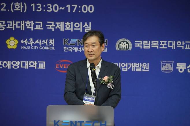 송하철 국립목포대 총장이 22일 한전공대에서 열린 '기후테크 미래 혁신 포럼 : 기후에너지부 역할과 지역균형발전'에서 환영사를 하고 있다.