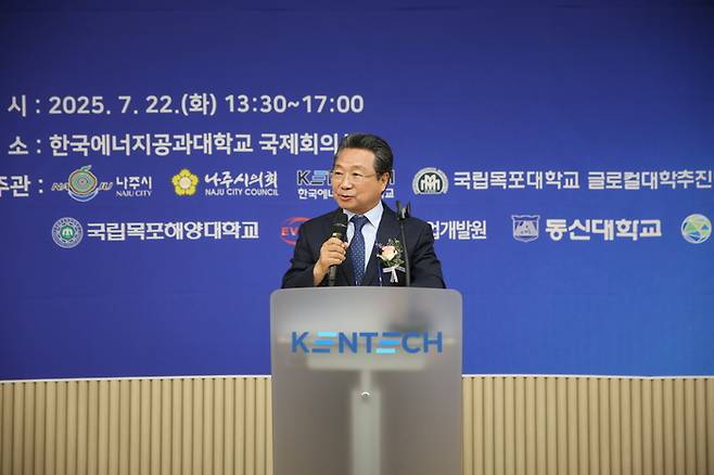 최용국 1.5℃ 포럼 회장이 22일 열린 '기후테크 미래 혁신 포럼 : 기후에너지부 역할과 지역균형발전'에서 환영사를 하고 있다.