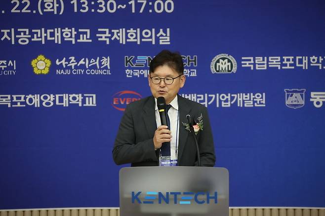 박진호 한국에너지공과대학교 총장직무대행이 22일 한전공대에서 열린 '기후테크 미래 혁신 포럼 : 기후에너지부 역할과 지역균형발전'에서 환영사를 하고 있다.