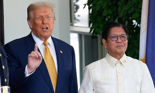 도널드 트럼프 미국 대통령이 22일 워싱턴 디시(D.C.) 백악관 웨스트윙 앞에서 페르디난드 마르코스 주니어 필리핀 대통령을 맞이하고 있다. 워싱턴/UPI 연합뉴스