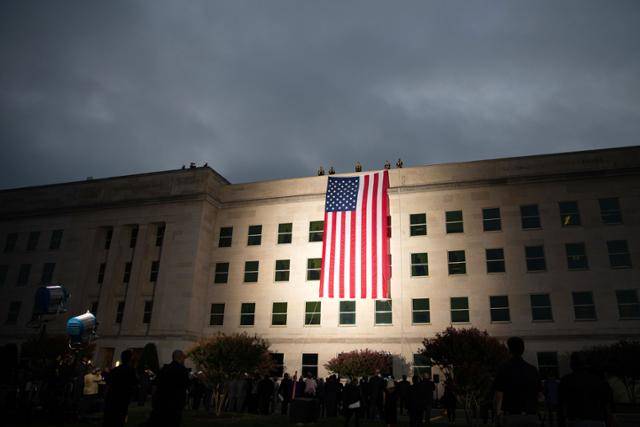 2019년 9월 11일 미국 국방부 청사 외벽에 9·11 테러 18주기를 기념하는 성조기가 걸려 있다. 미 해군 제공
